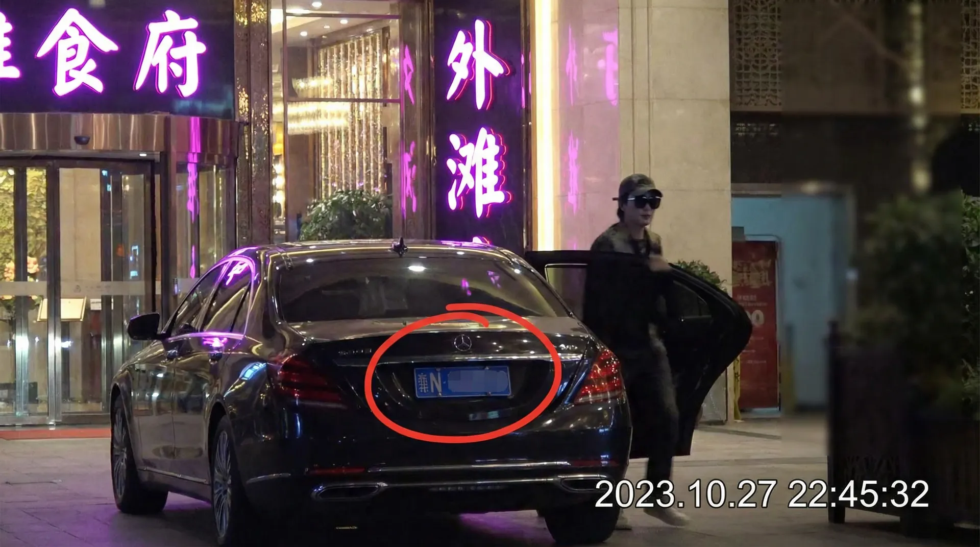 辉煌国际app - 豪车餐厅外偷拍